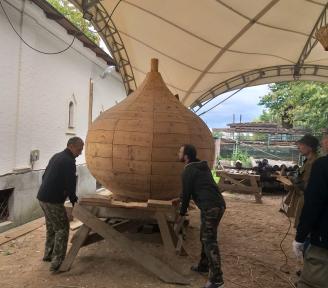 Сегодня из Москвы из Школы плотницкого мастерства в Ворзогоры была отправлена деревянная главка для установки на алтарную часть Введенского храма.