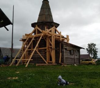 В Хаврогорах продолжается реставрация часовни Георгия Победоносца. 