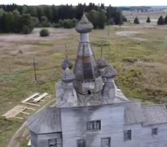 Отряд "Небо Зовет" под руководством священника Дмитрия Николаева трудился в храме Покрова Пресвятой Богордицы в селе Ракула Холмогорского района Архангельской области