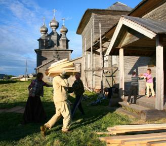 В Ворзогоры доставлена центральная главка для Введенского Храма!