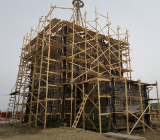 В Заостровье разрушается уникальный деревянный храм